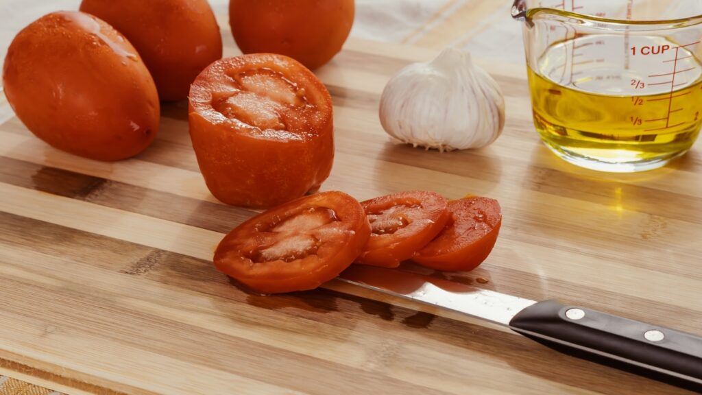 slicing tomatoes