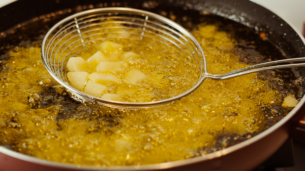 Frying potatoes in extra virgin olive oil